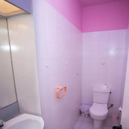 Δωμάτια σε οικογενειακή κατοικία Private In A Shared Flat At Location