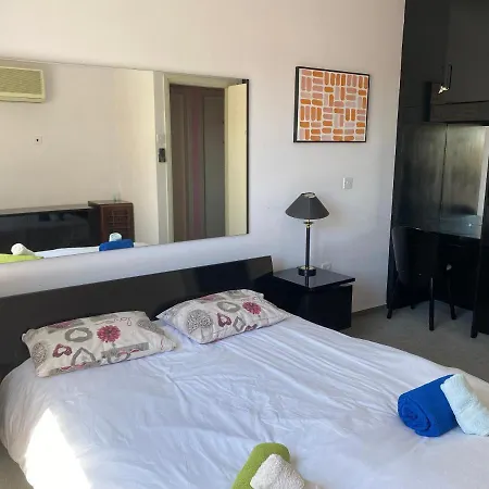 Δωμάτια σε οικογενειακή κατοικία Private In A Shared Flat At Location *