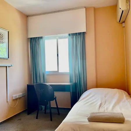 Δωμάτια σε οικογενειακή κατοικία Private In A Shared Flat At Location *