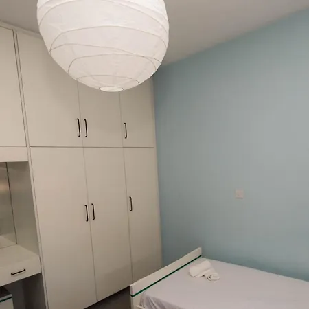 Δωμάτια σε οικογενειακή κατοικία Private In A Shared Flat At Location *