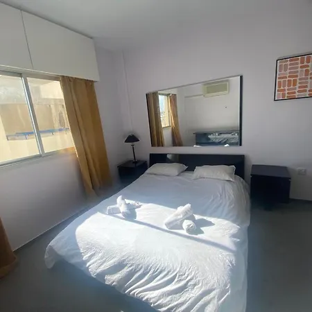 Δωμάτια σε οικογενειακή κατοικία Private In A Shared Flat At Location